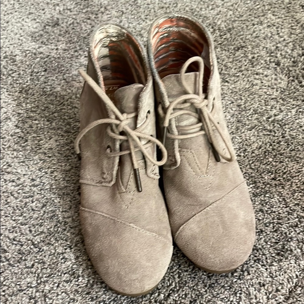 Toms Tan Wedge Shoes with Suede Finish - Picture 3 of 7